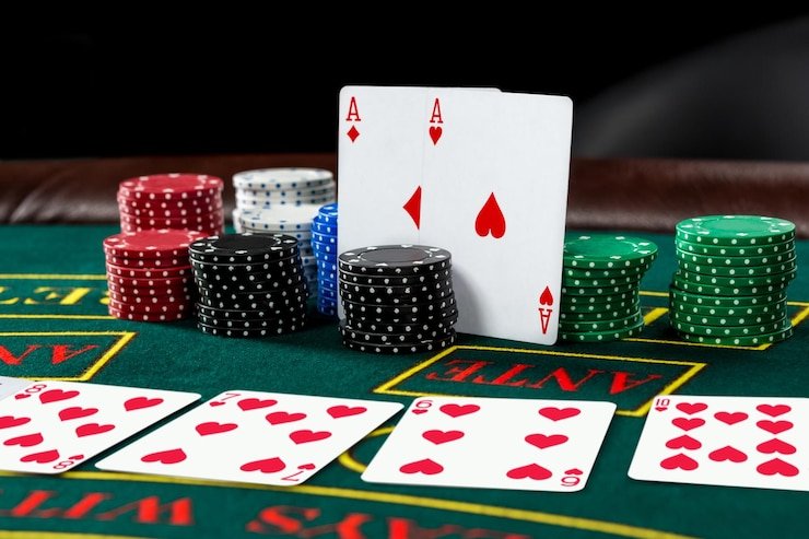 Antarmuka Casino Hold'em di rajaindo menampilkan meja live dealer dengan kartu hole dan komunitas